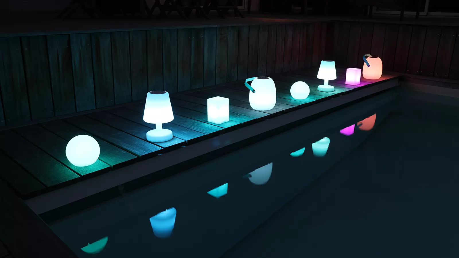 Cette magnifique photo met en lumière plusieurs luminaires Luminaria. Les différents luminaires LED sont allumés et disposent entre 9 et 16 couleurs.