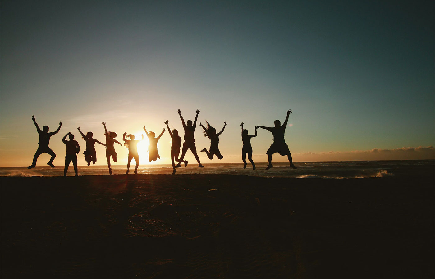 Image représentant des personnes qui profitent du soleil. Ce blog sur la protection des UV.